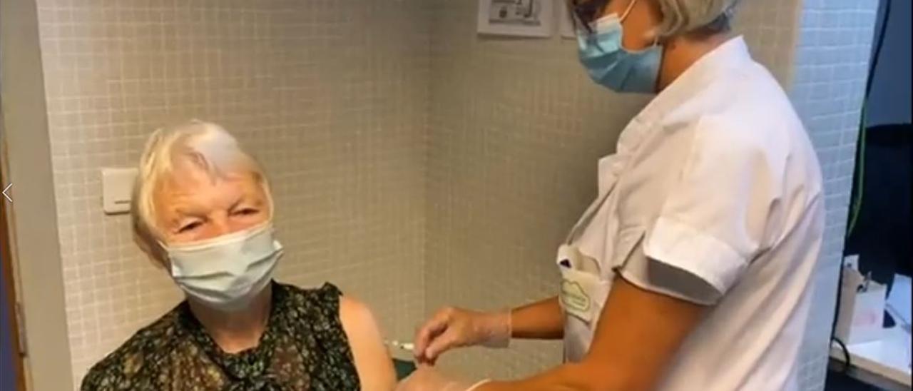 Una paciente se vacuna contra la gripe y recibe la tercera dosis contra el coronavirus en Canarias.