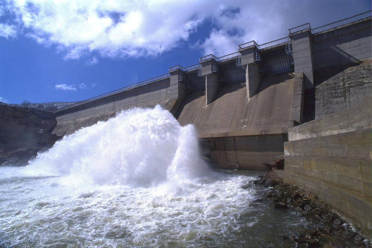 Presa de Pinilla vertiendo por el desagüe de fondo.