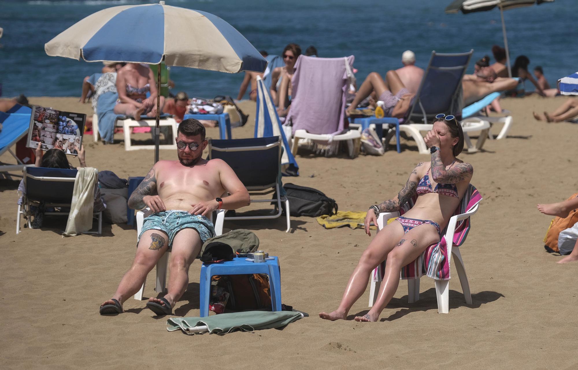 Así se vive la Semana Santa en la playa de Las Canteras, en Las Palmas de Gran Canaria. 