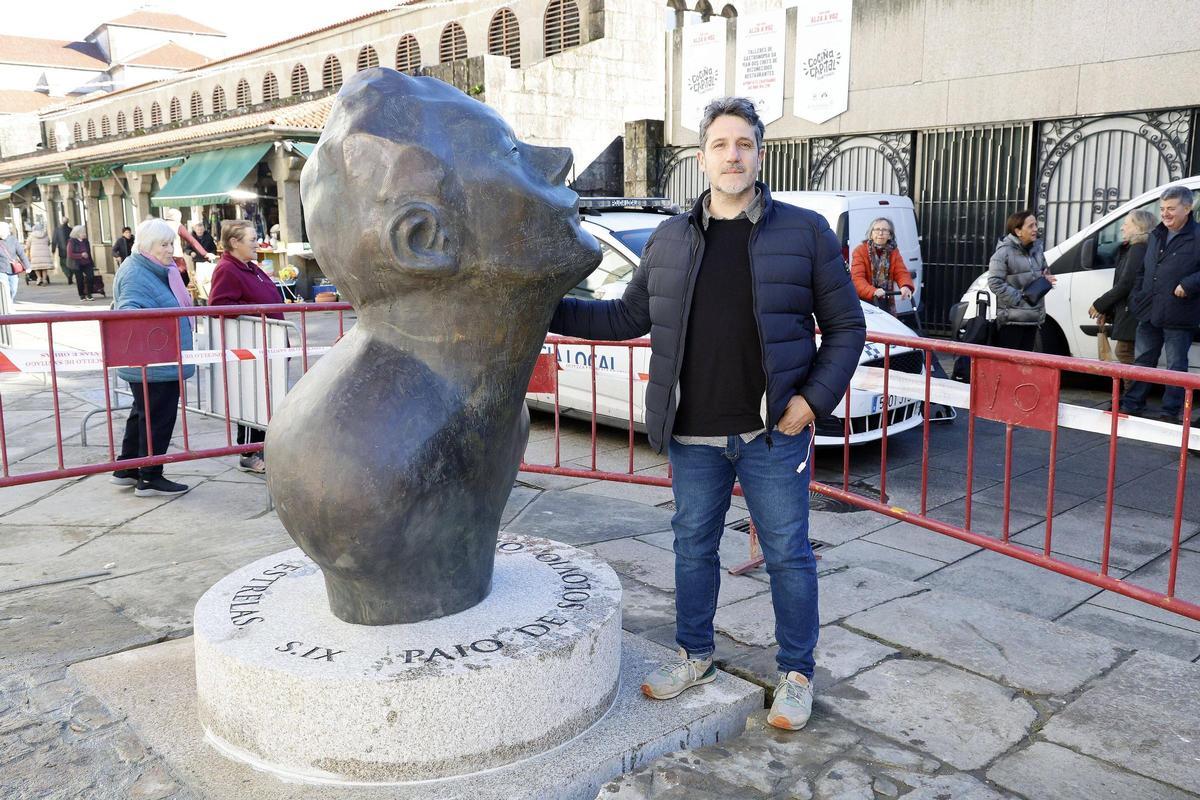 Acisclo Novo junto a su escultura de Paio de Solovio