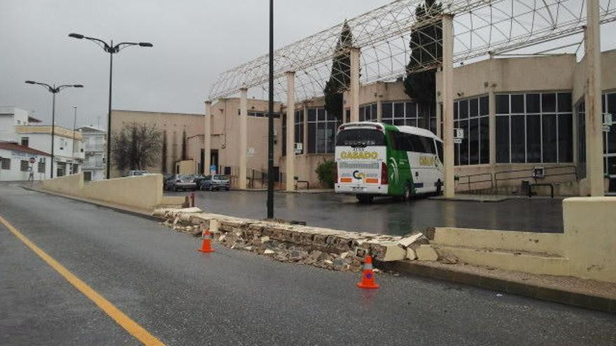 El ladrón se llevó por delante el muro de la estación de autobuses.