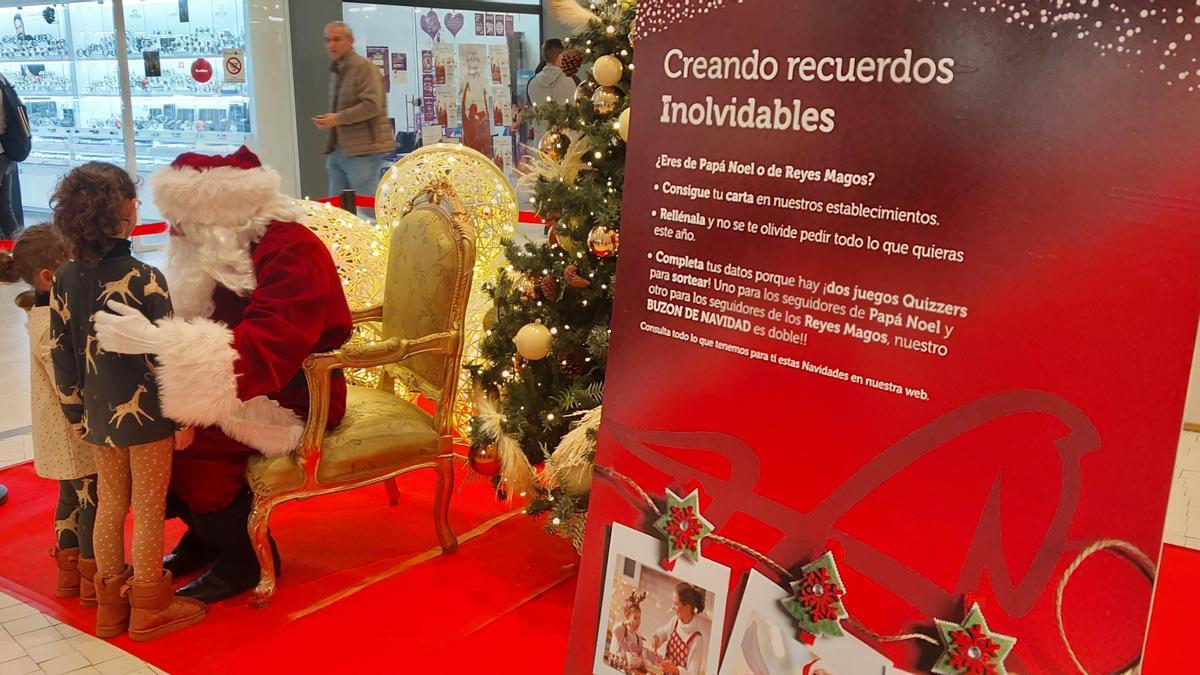 Papá Noel recibe las peticiones de los pequeños en el Centro Comercial Ruta de la Plata.