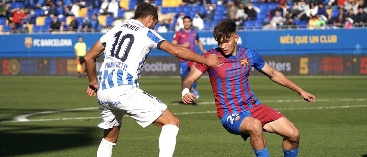 Canario conduce el esférico, este mediodía en el Johan Cruyff.