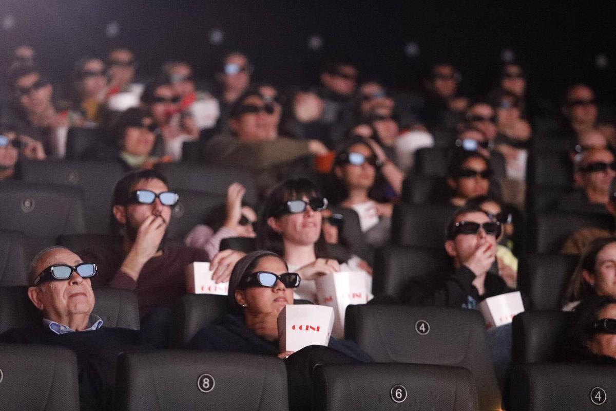 Girona. Cinemes Ocine. Espectadors veient Avatar 3 amb les ulleres de 3D posades.