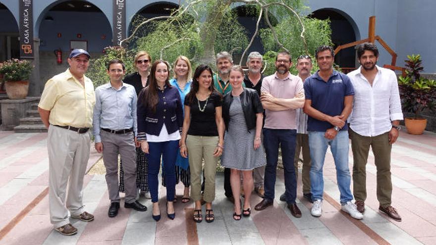 Miembros de la Red de Depósitos de Respuesta Humanitaria de las Naciones Unidas junto a la secretaria general de Casa África, Arianne Hernández.