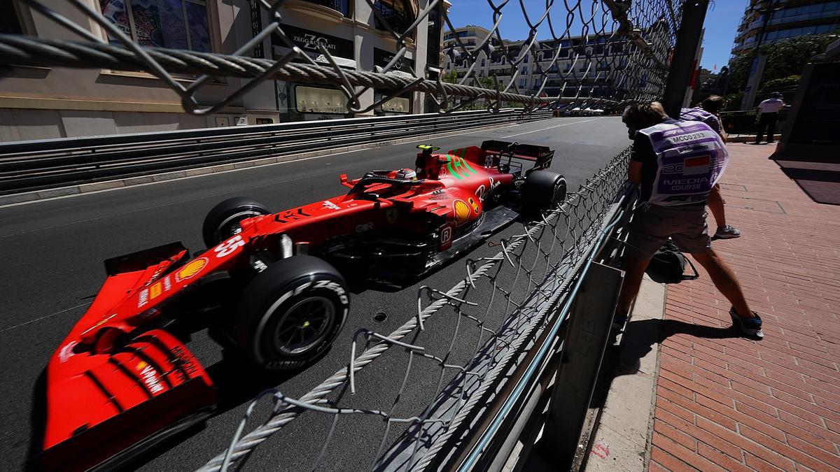 Sainz, con su Ferrari, este domingo en Mónaco.