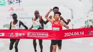 Escándalo en la media maratón de Pekín: tres corredores se dejan ganar en el último instante