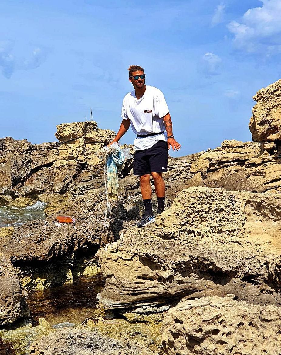 Los deportistas encontraron gran cantidad de trozos de redes, todo traído por el mar.