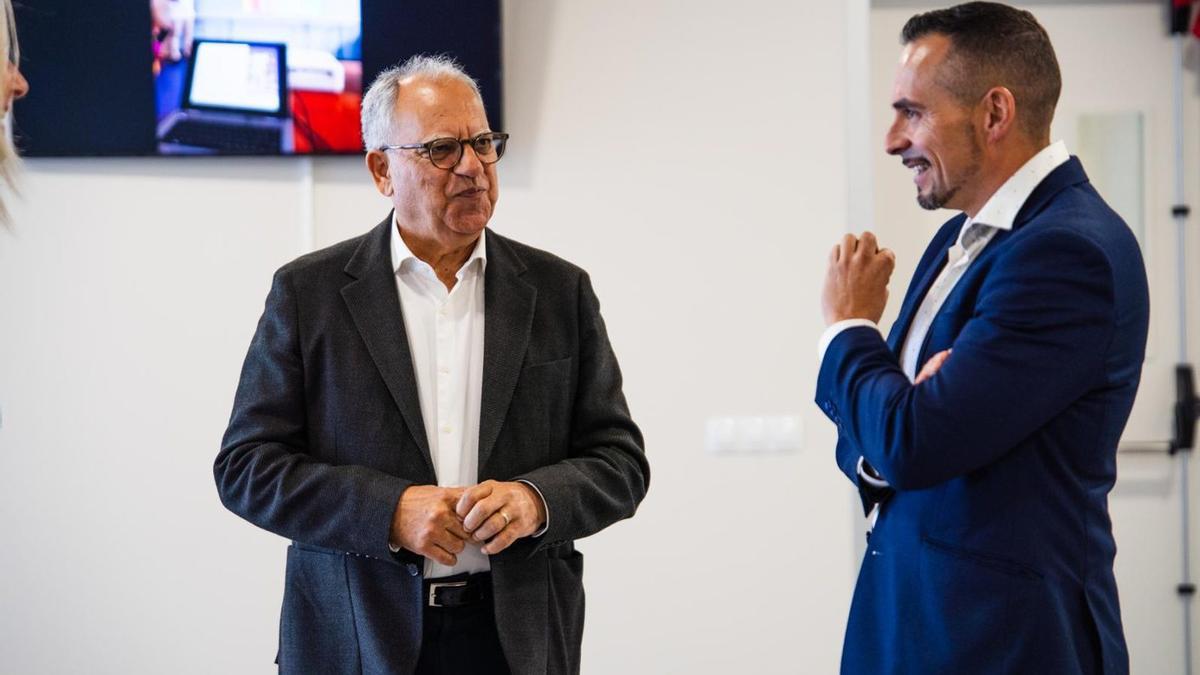 Adasat Goya, junto a Casimiro Curbelo ayer en el Hospital Nuestra Señora de Guadalupe. | E. D.