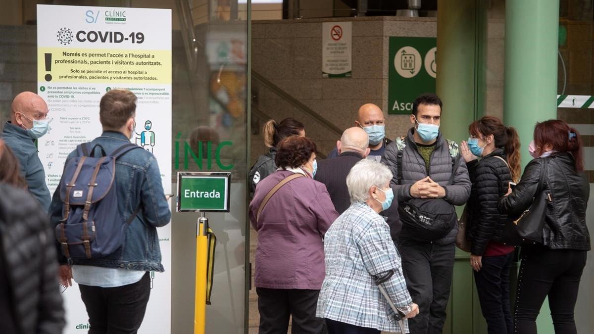 Gente a las puertas del Hospital Clínic de Barcelona el 20 de noviembre del 2020