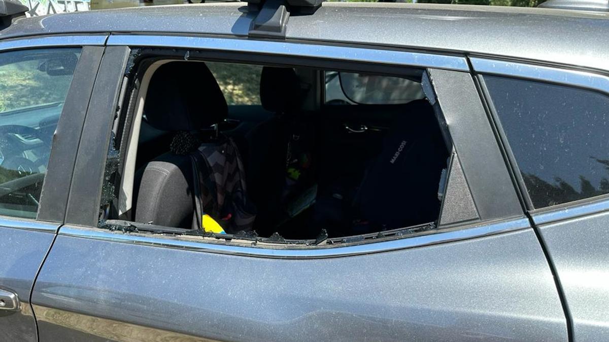 Un coche con una ventana rota.