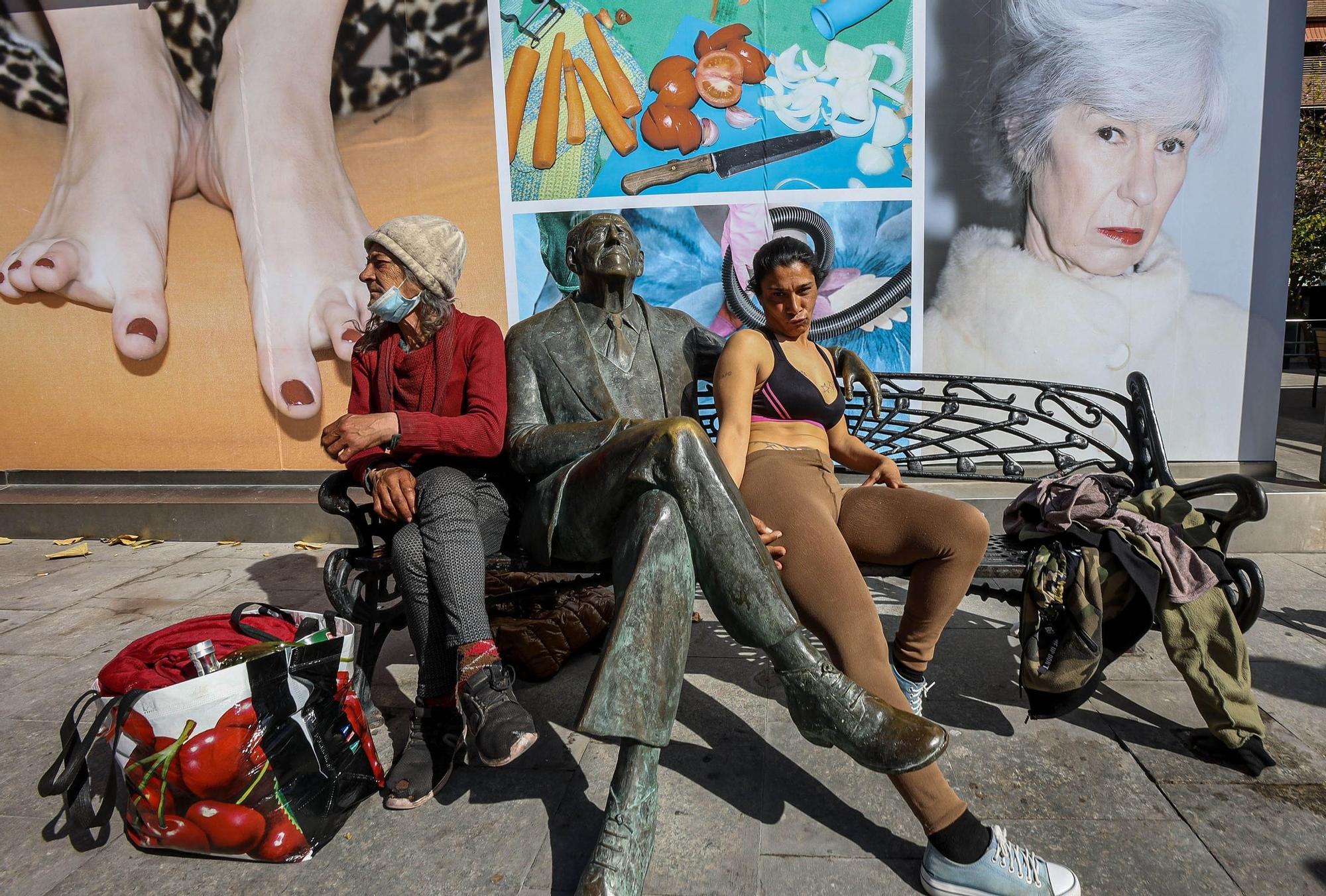 Dos mujeres posan delante de una de las obras de la Exposición itinerante de Photoalicante.  14.03.23