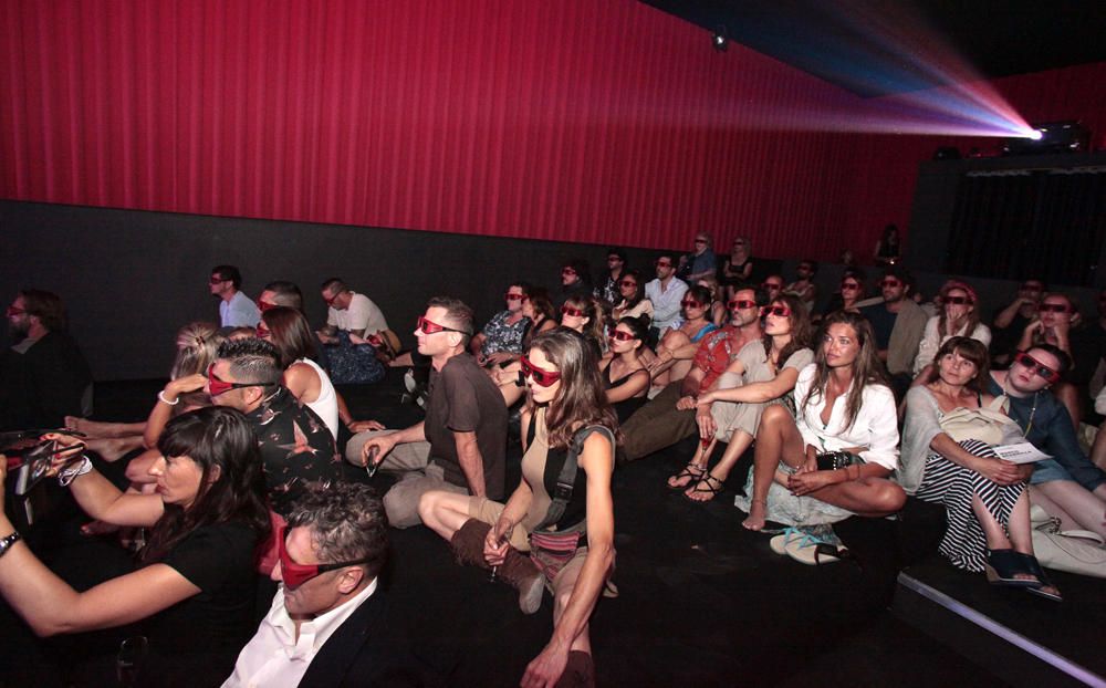 La sala se convierte en un pequeño cine para ver la proyección de Brambilla con gafas 3D.