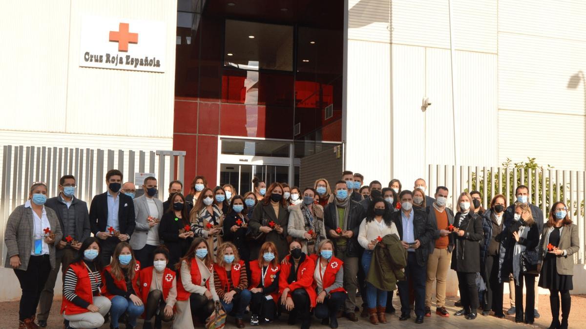 Foto de familia de los asistentes a la entrega de premios de Cruz Roja por el compromiso social de empresas