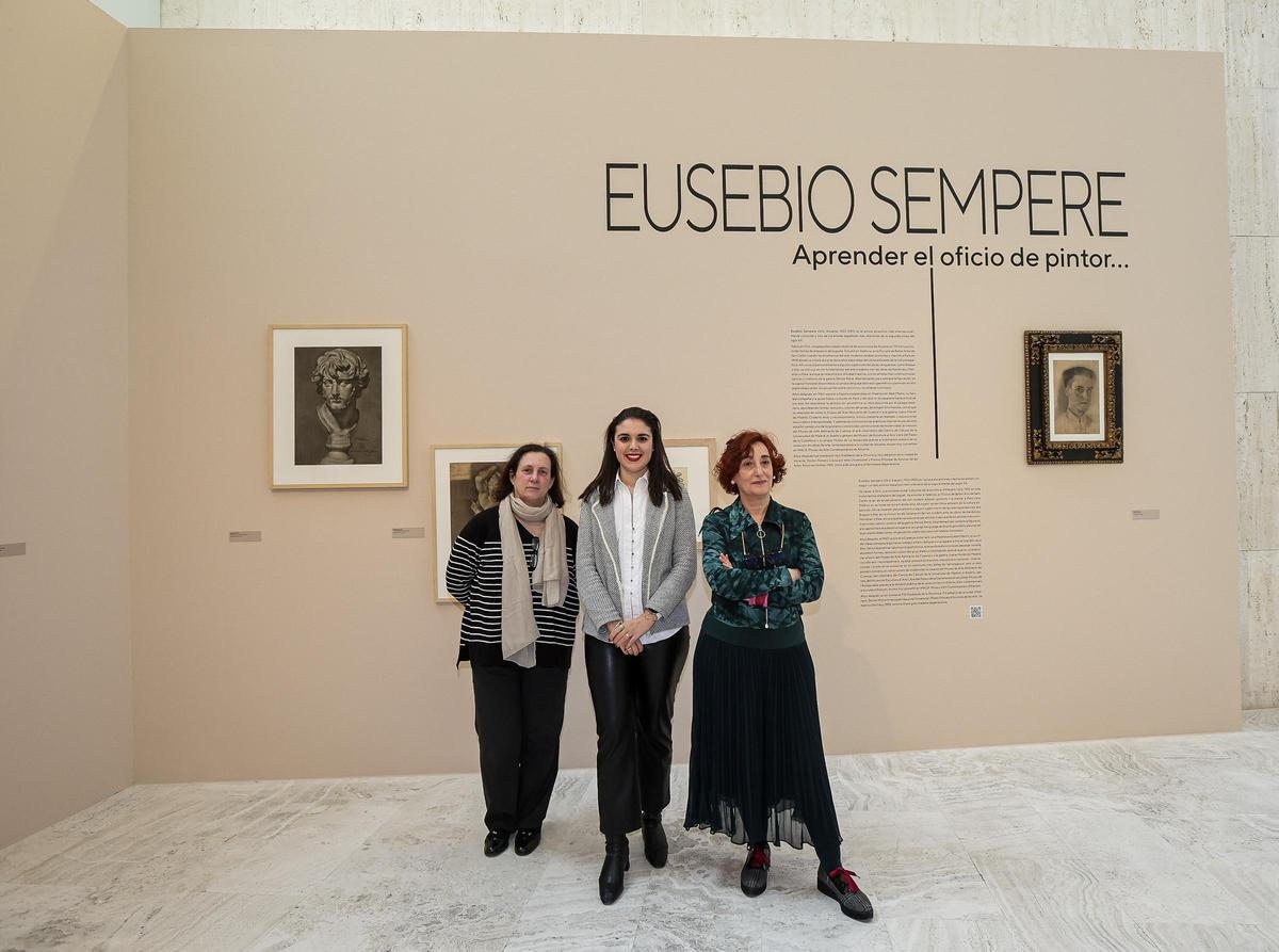 Pilar Tébar, Nayma Beldjilali y Rosa Castells, en una de las dos exposiciones del MACA