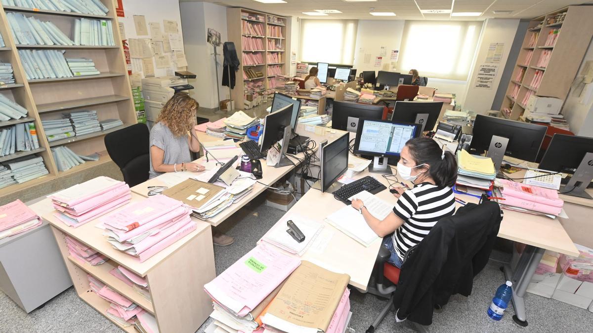 Imagen de funcionarios trabajando en la ciudad de la Justicia de Castellón.