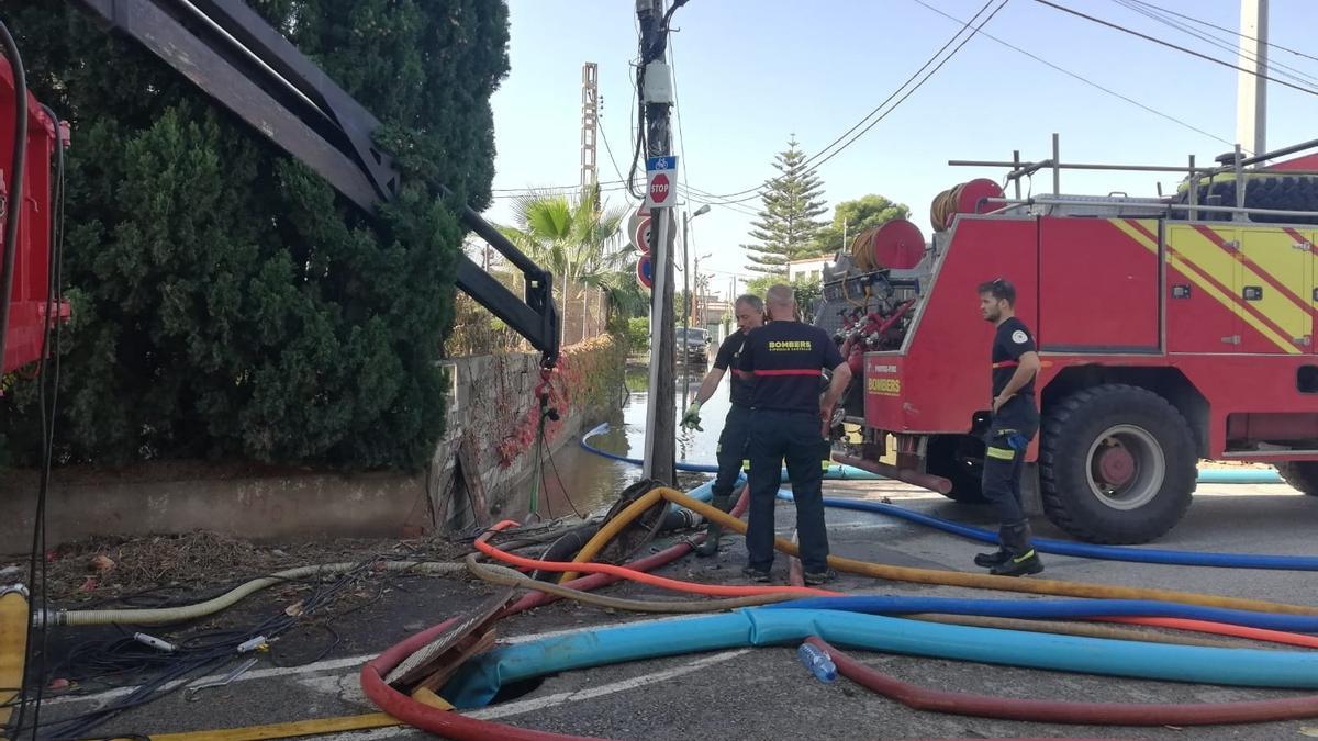 Bomberos actúan en Burriana tras las inundaciones.