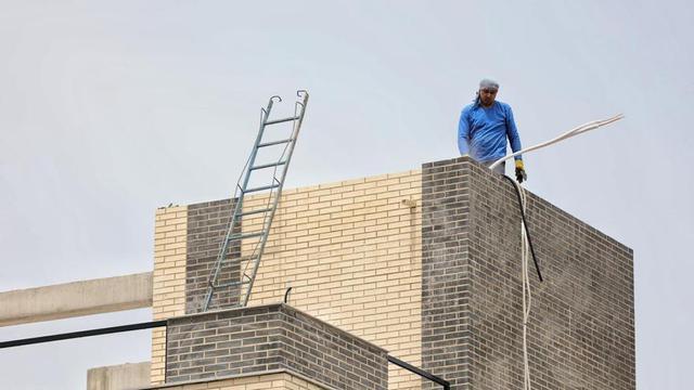 Un operario de nacionalidad extranjera trabajando en la construcción.