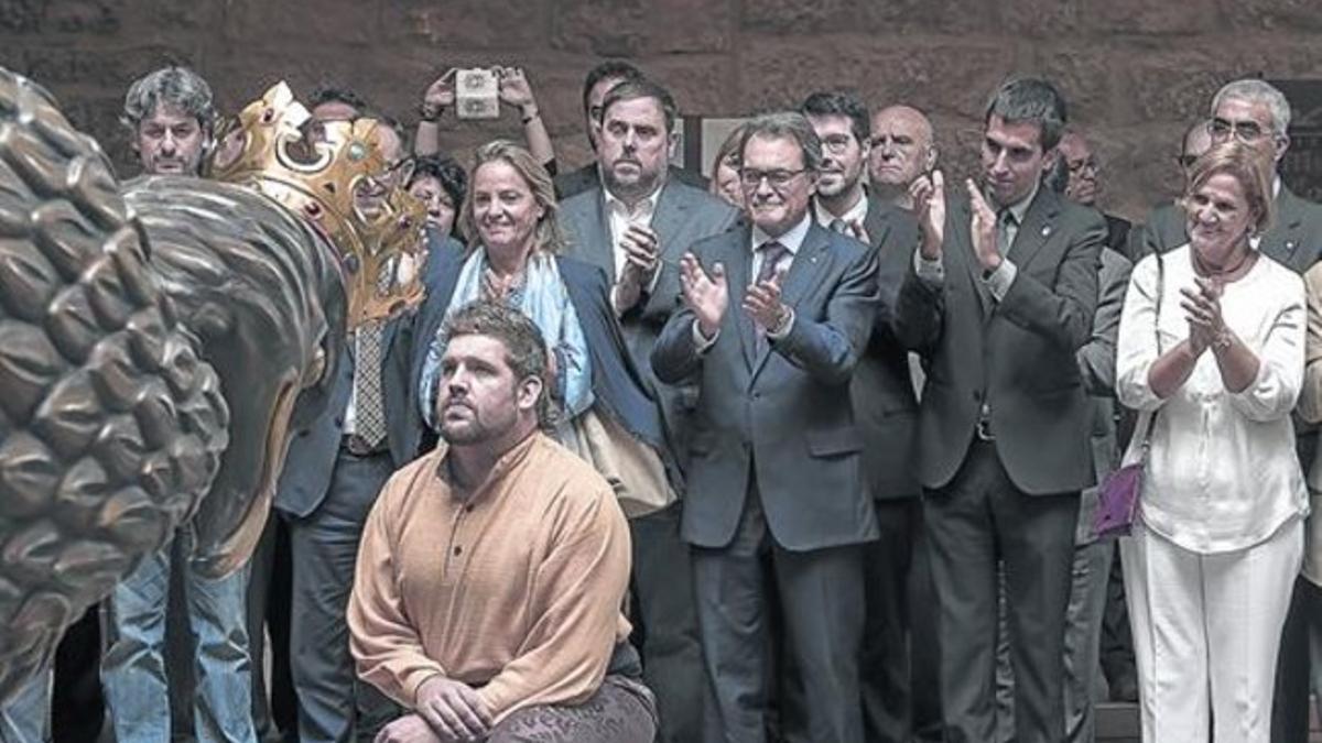 Artur Mas, junto a su esposa, Helena Rakosnik; Oriol Junqueras; Núria de Gispert, y otras autoridades, durante el acto celebrado ayer en Cardona.