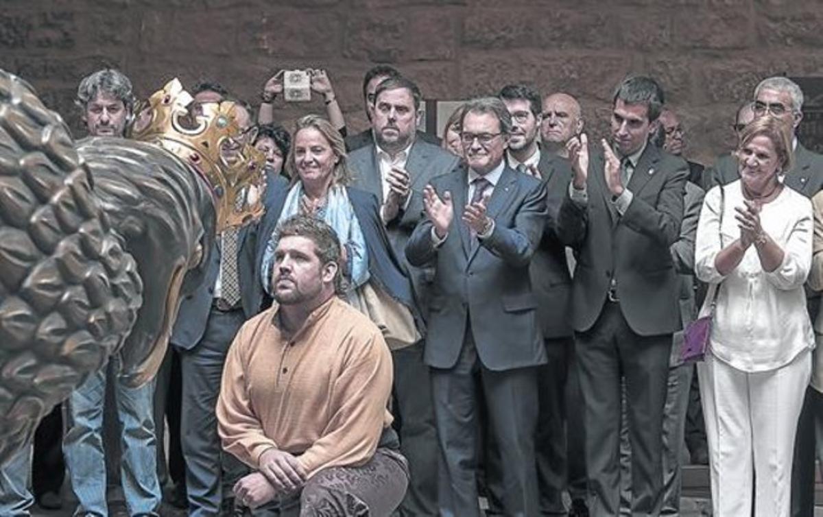 Artur Mas, al costat de la seva dona, Helena Rakosnik; Oriol Junqueras; Núria de Gispert, i altres autoritats, en l’acte celebrat ahir a Cardona. Artur Mas, al costat de la seva dona, Helena Rakosnik; Oriol Junqueras; Núria de Gispert, i altres autoritats, en l’acte celebrat ahir a Cardona.