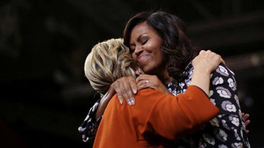 Obama y Clinton se abrazan durante el acto.