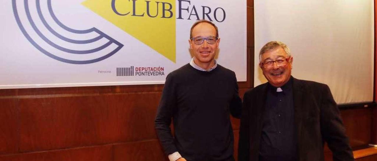 El filósofo y teólogo Francesc Torralba (izq.) y el sacerdote Alberto Cuevas, en el Club FARO. // Alba Villar