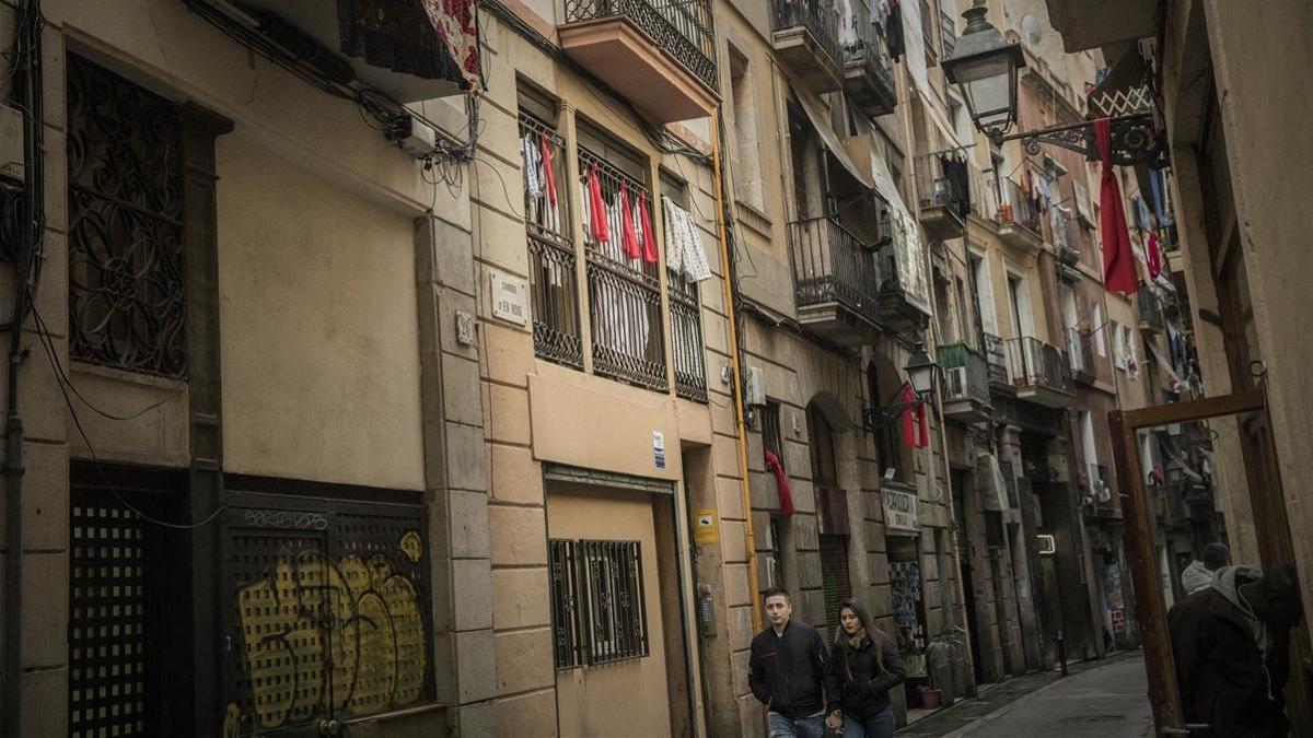 Pañuelos rojos en el Raval paraprotestar por el problema de la droga.