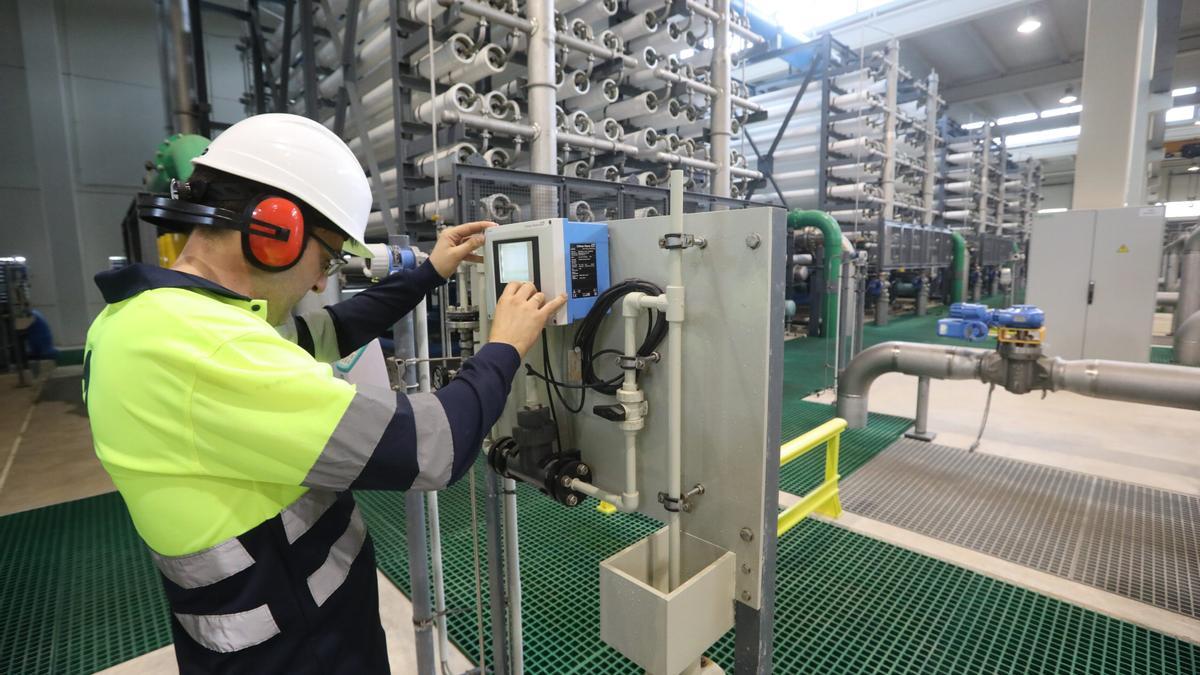 Un trabajador de la desaladora de Oropesa.