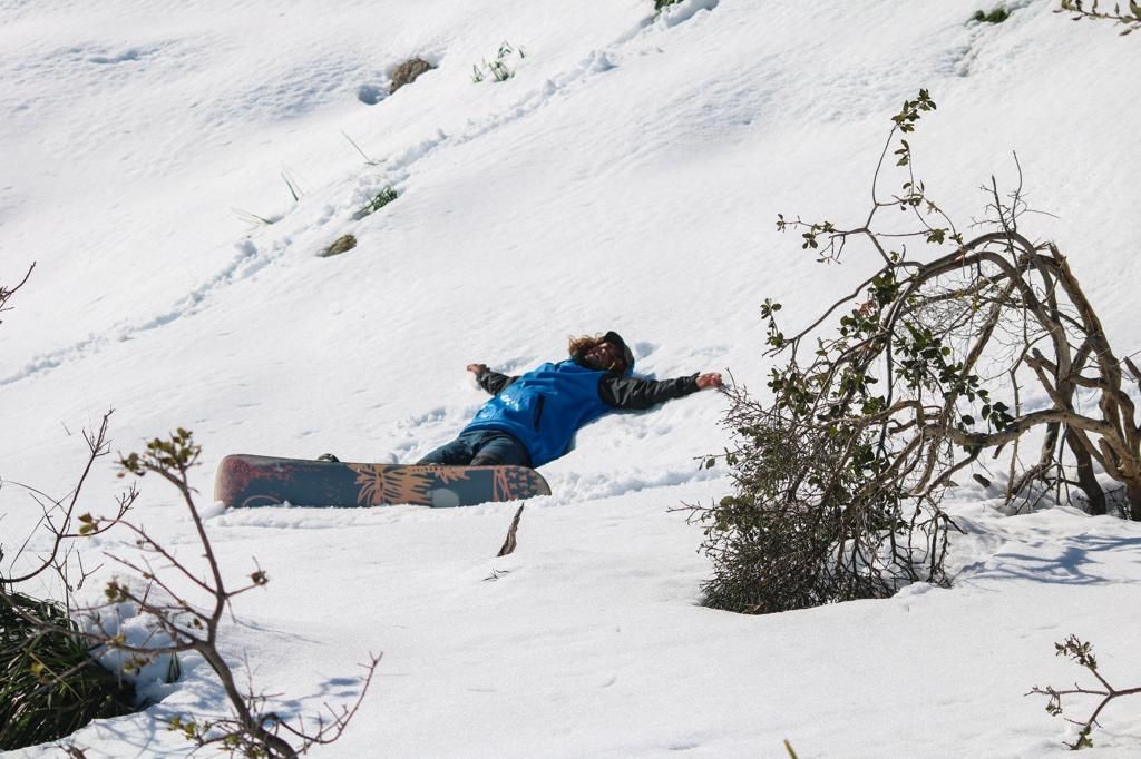 FOTOS | Dos mallorquines practican snowboard en el Puig Tomir