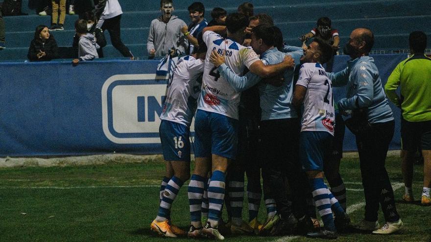 Los jugadores del Alcoyano se abrazan a Juli después de marcar el 3-0 al UCAM, el pasado viernes.