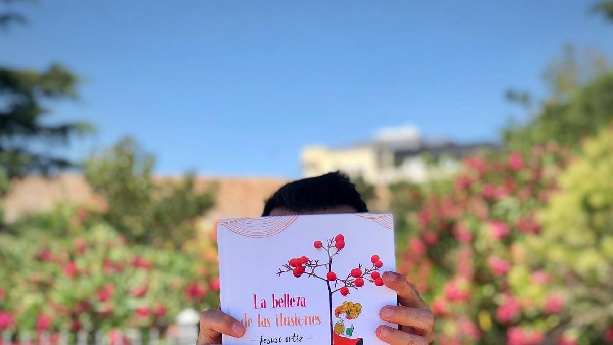 Jesuso Ortiz, autor de &#039;La belleza de las ilusiones&#039;, con su libro.