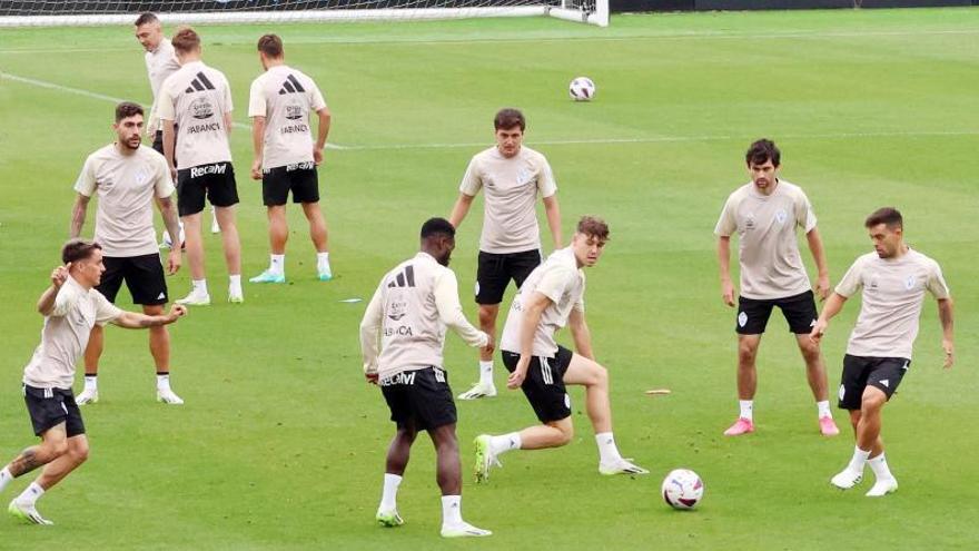 Jugadores del Celta, ayer, durante el entrenamiento en Afouteza. |  // MARTA G.BREA