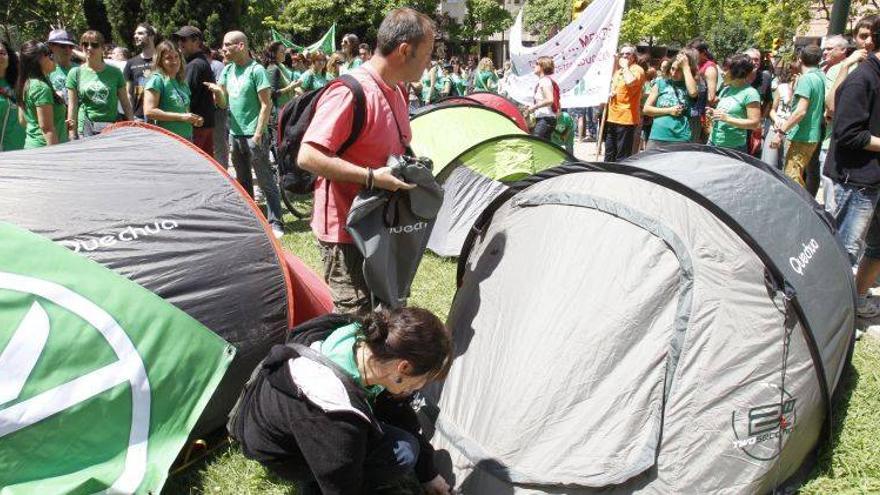 Más de 500 personas &#039;entierran&#039; la educación pública en Zaragoza