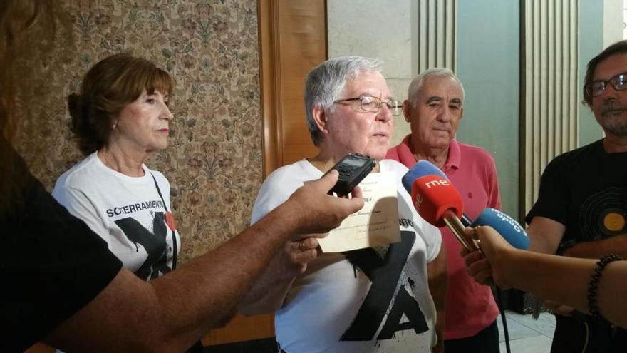 Joaquín Contreras, portavoz de la Plataforma, atendiendo a la prensa durante el Pleno