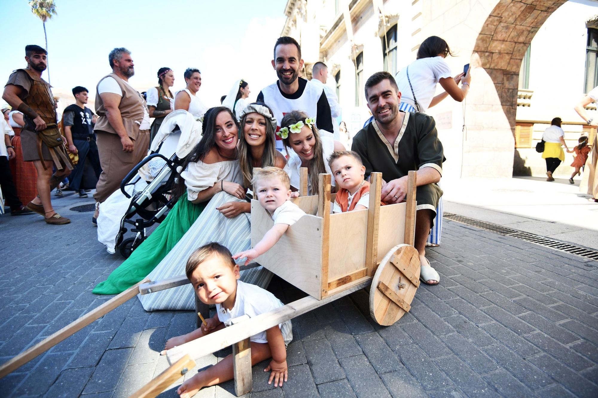 Cortesanos, bufones, damas y caballeros celebran el retorno de su señor: la Feira Franca anima Pontevedra