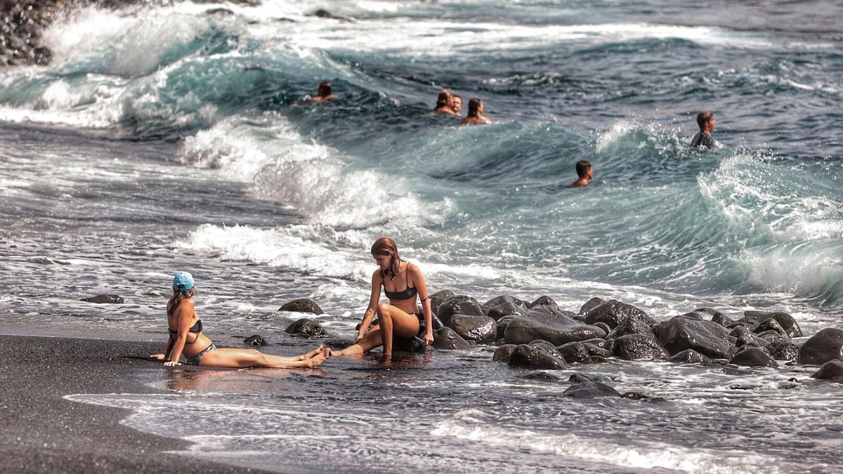 Gente en una playa de Tenerife.