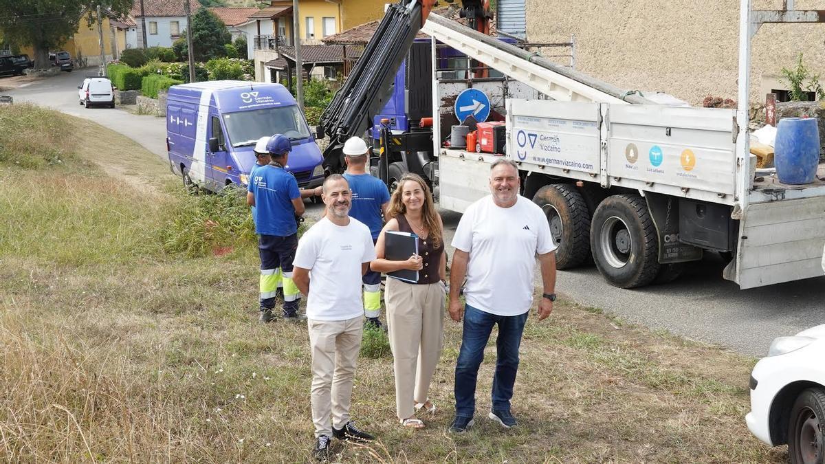 Ángel García, la ingeniera municipal Marta Rodríguez y el edil Alejandro Villa, ayer, durante la instalación del primer poste.