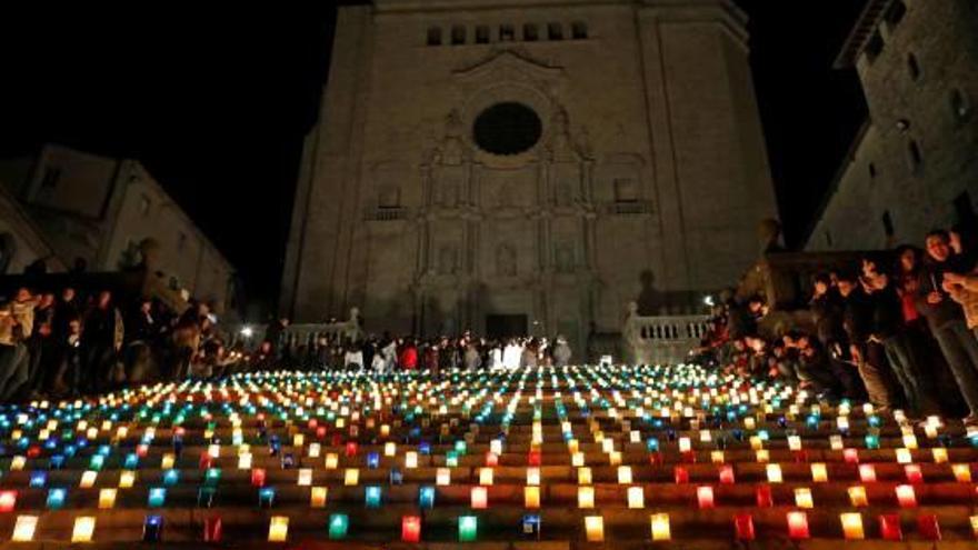 Girona Encesa solidària de llantions a les escales de la Catedral