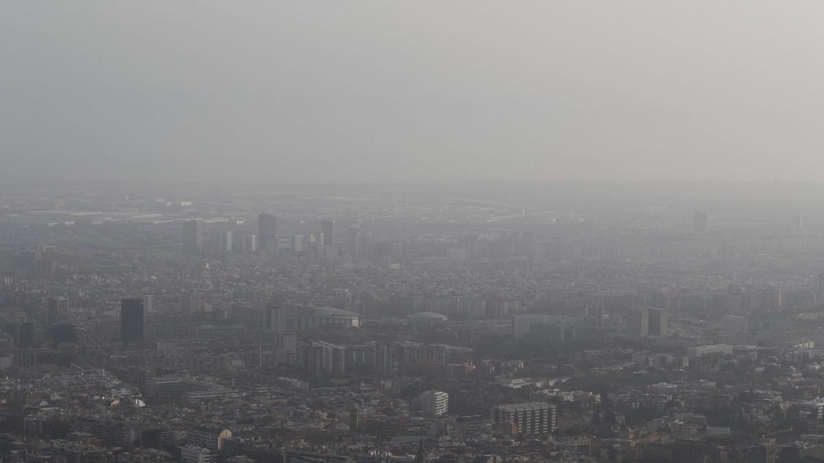 Vista de la ciudad de Barcelona oculta por la capa de contaminación.