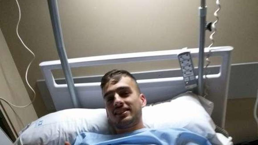 Dani Pintus descansa en cama tras su intervención quirúrgica. // FdV