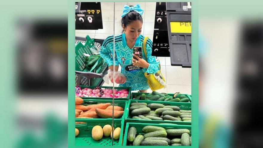 Una instagramer acude al supermercado con un &quot;vestido&quot; del Celta que alaba C. Tangana