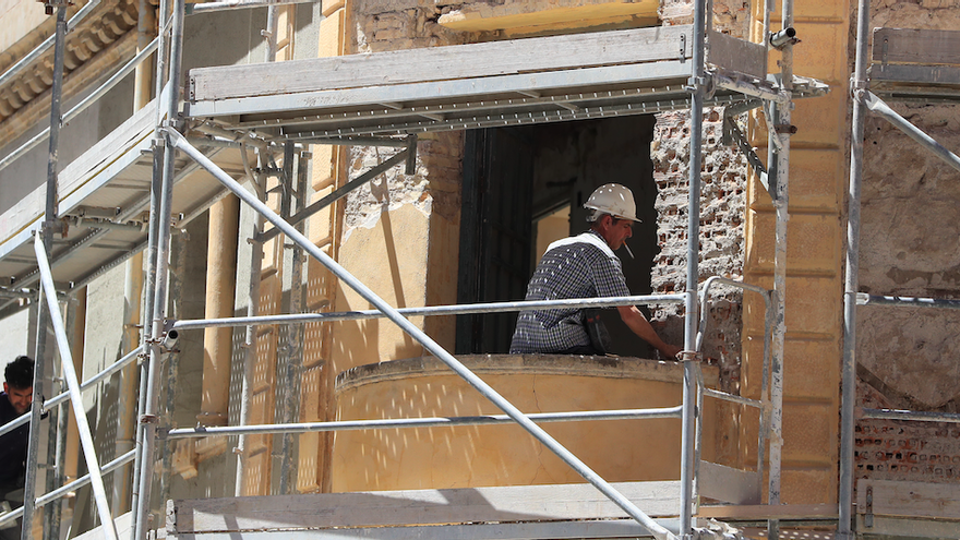 Un albañil trabaja en una obra en Cartagena.