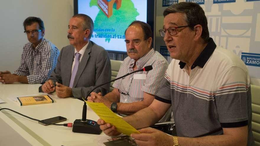 Luis Torrecilla, en primer término, desgrana el contenido del libro de Cañizal.