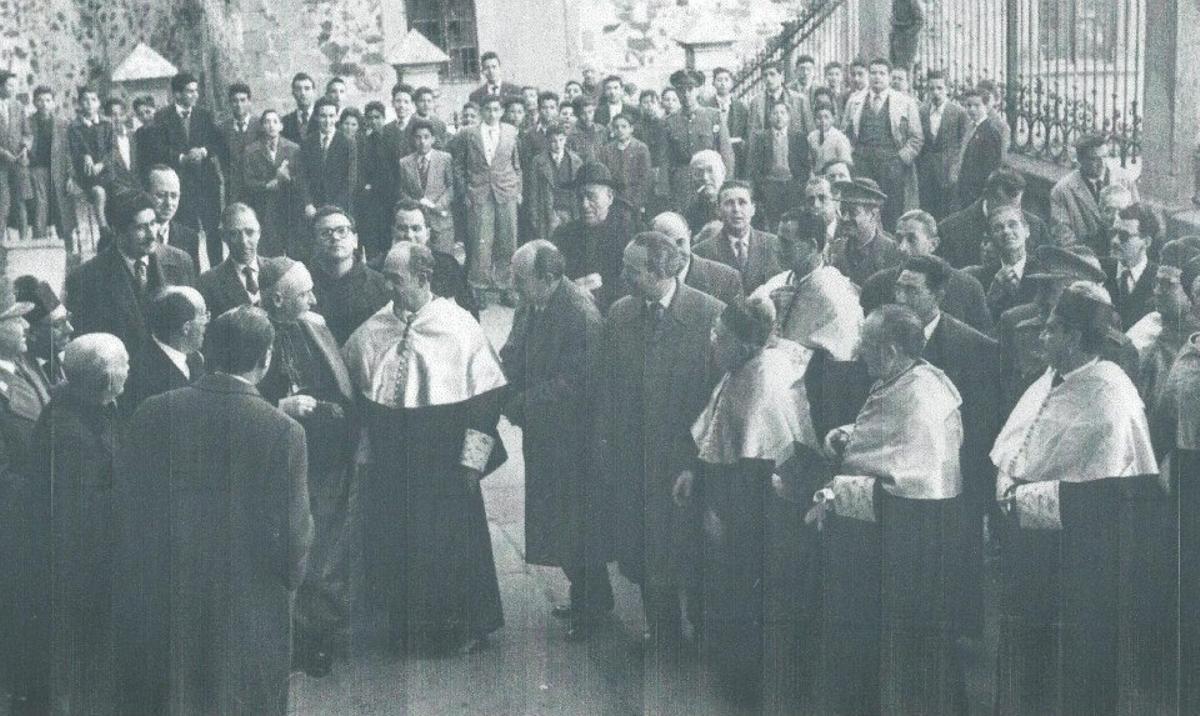 1960: Festividad de Santo Tomás de Aquino, patrón de los estudiantes: El Obispo Manuel Llopis Ivorra, Martín Duque Fuentes, José Luis Turina, Secundino Carballo, Pablo Naranjo Porras, Raimundo Rodríguez Rebollo. Miguel Antonio Esteban...