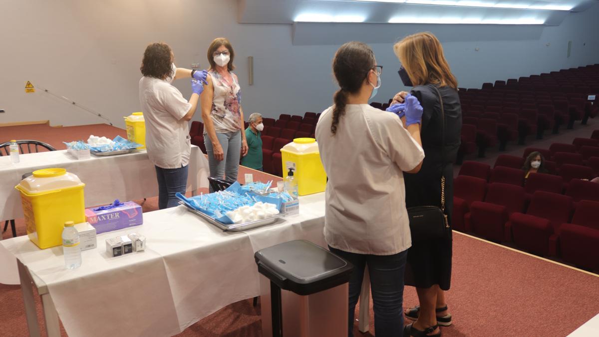 Vacunación con la cuarta dosis de la vacuna covid en el Colegio de Médicos de Valencia.