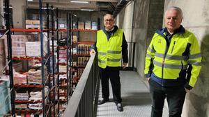 Siscu Martí y Quim Vila, en el almacén subterráneo de Vila Viniteca, en Esparreguera.