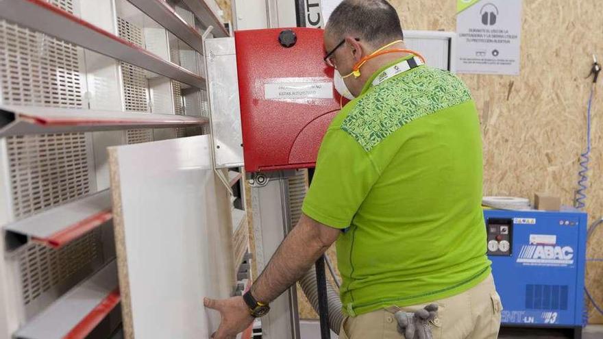 Un especialista trabajando con madera en AKÍ Oleiros.