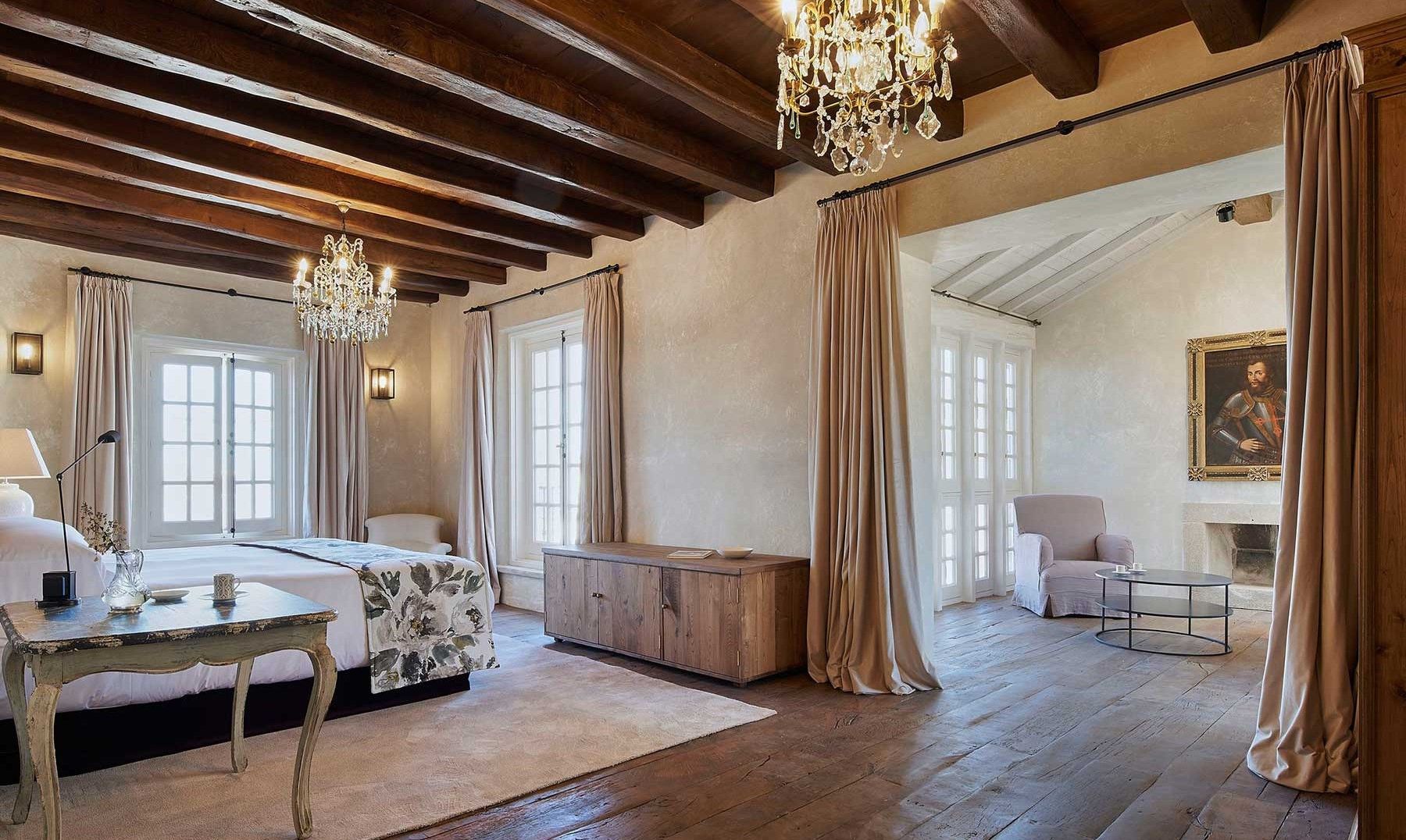 Habitación en el palacio de Figueras (Asturias).