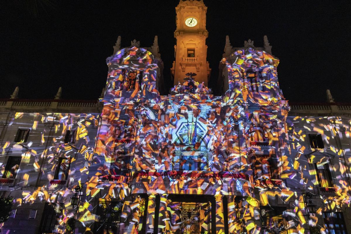 València estrena un "mapping" en la fachada del Ayuntamiento