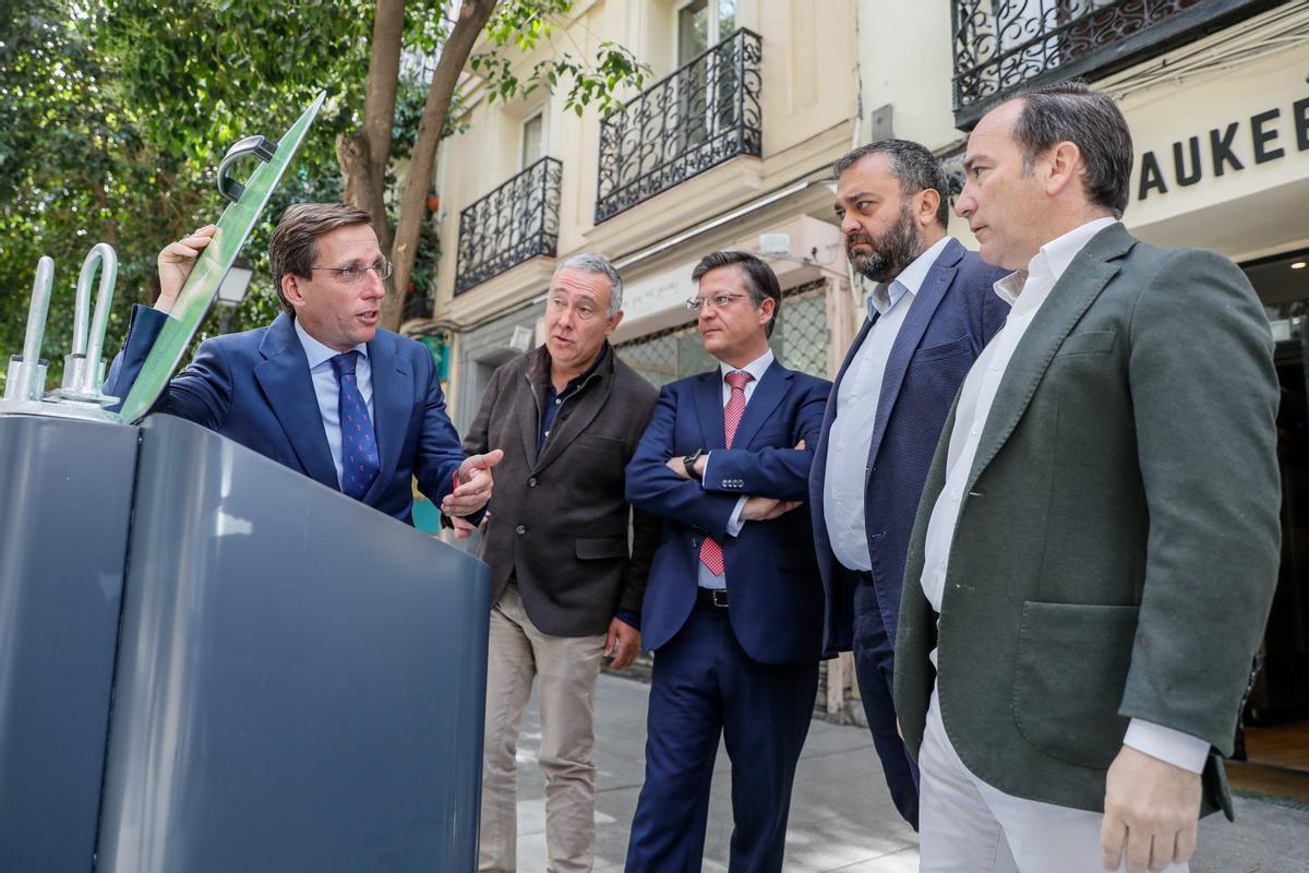 El alcalde de Madrid, José Luis Martínez-Almeida, durante la presentación de unos contenedores soterrados.